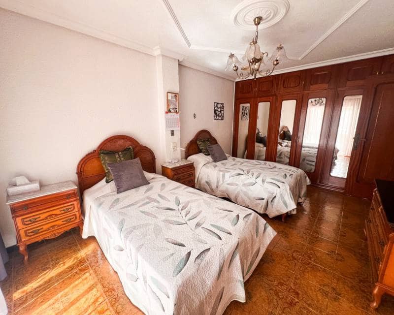 5 bedroom Terraced Villa for sale in Guardamar del Segura with garage - € 380,000 (Ref: 9779105)