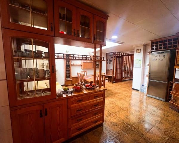 5 slaapkamer Rijtjeshuis te koop in Zona Pueblo, Guardamar del Segura met garage - € 380.000 (Ref: 9779105)