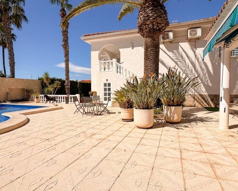 4 soveværelse Villa til salg i Ciudad Quesada med swimmingpool garage - € 734.000 (Ref: 9797650)