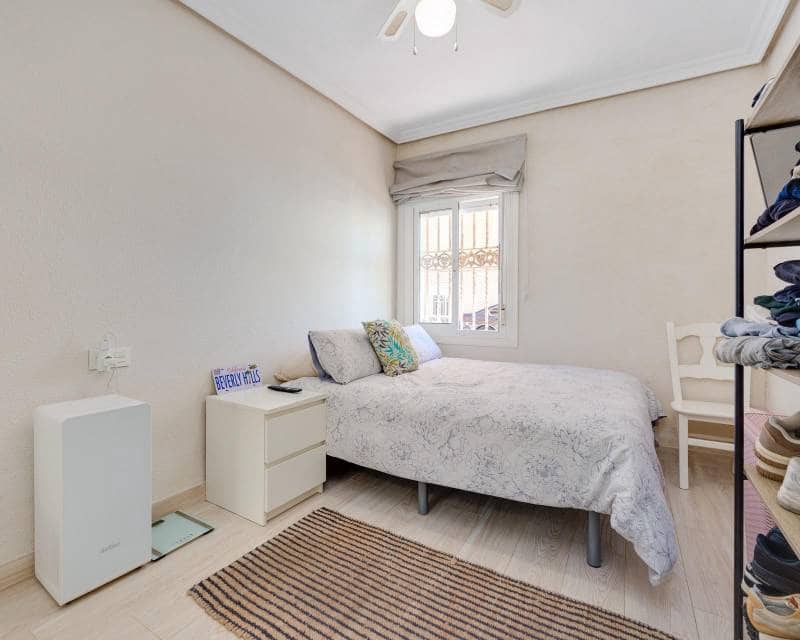 3 makuuhuone Ranta-asunto myytävänä paikassa Torrevieja - 290 000 € (Ref: 9797651)