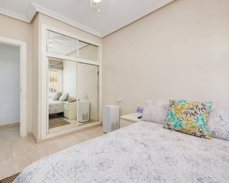 3 makuuhuone Ranta-asunto myytävänä paikassa Torrevieja - 290 000 € (Ref: 9797651)