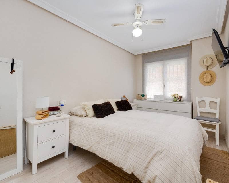 3 makuuhuone Ranta-asunto myytävänä paikassa Torrevieja - 290 000 € (Ref: 9797651)