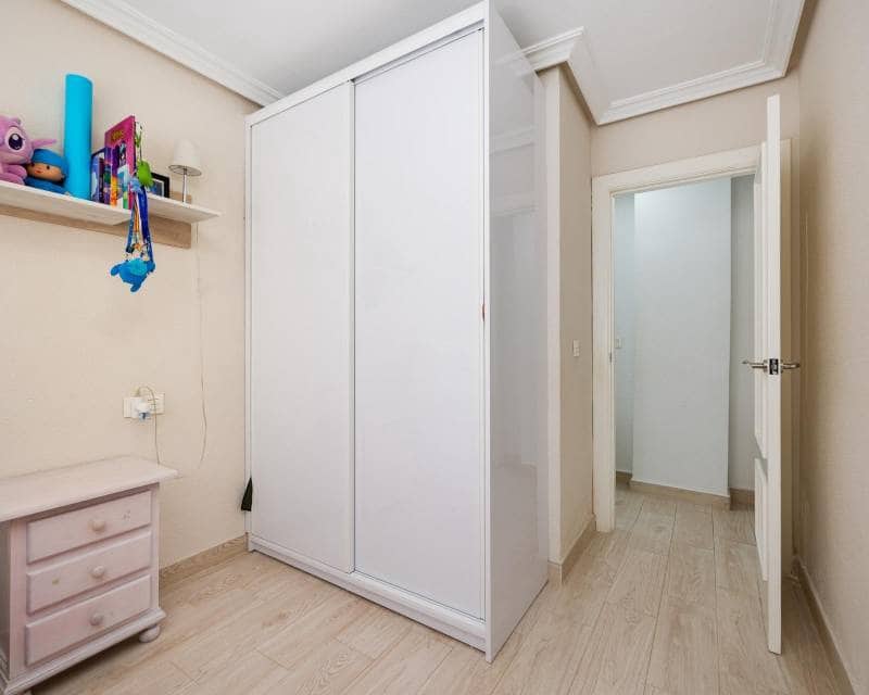 3 makuuhuone Ranta-asunto myytävänä paikassa Torrevieja - 290 000 € (Ref: 9797651)