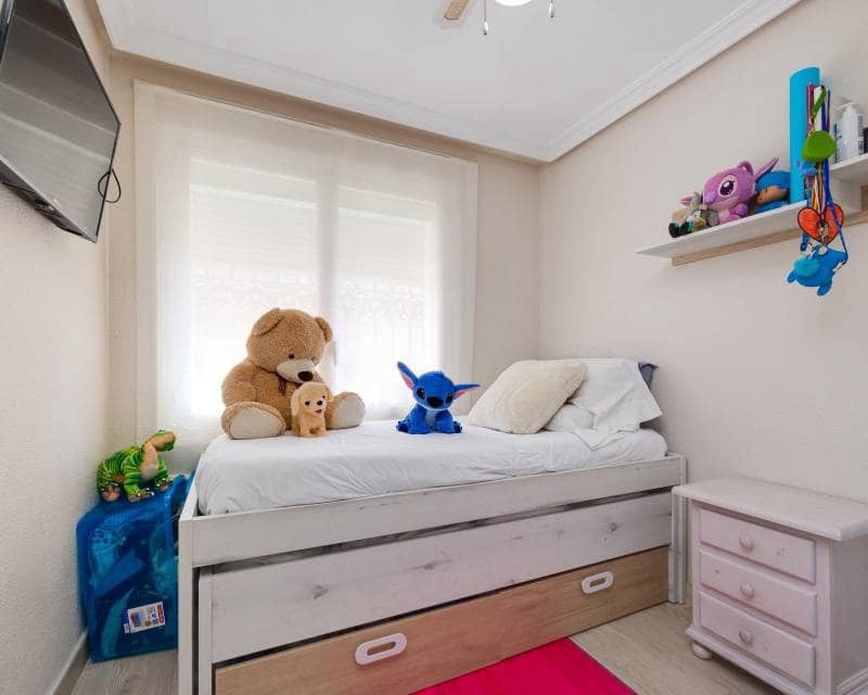 3 makuuhuone Ranta-asunto myytävänä paikassa Torrevieja - 290 000 € (Ref: 9797651)