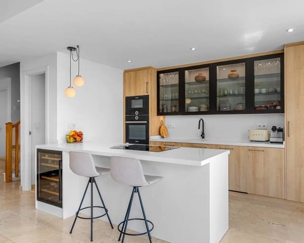 4 soveværelse Rækkehus til salg i Playa de San Juan, Alicante by med swimmingpool garage - € 669.000 (Ref: 9823786)