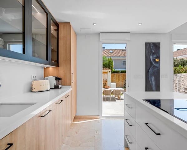 4 soveværelse Rækkehus til salg i Playa de San Juan, Alicante by med swimmingpool garage - € 669.000 (Ref: 9823786)