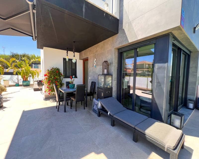 3 makuuhuone Huvila myytävänä paikassa Los Balcones mukana uima-altaan 
autotalli - 620 000 € (Ref: 9832772)
