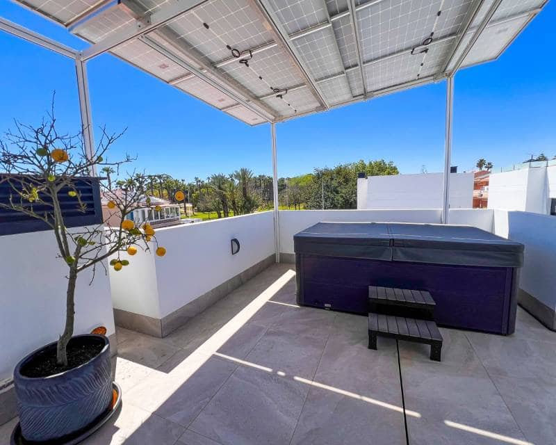 3 makuuhuone Huvila myytävänä paikassa Los Balcones mukana uima-altaan 
autotalli - 620 000 € (Ref: 9832772)