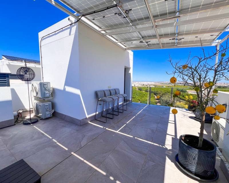 3 makuuhuone Huvila myytävänä paikassa Los Balcones mukana uima-altaan 
autotalli - 620 000 € (Ref: 9832772)