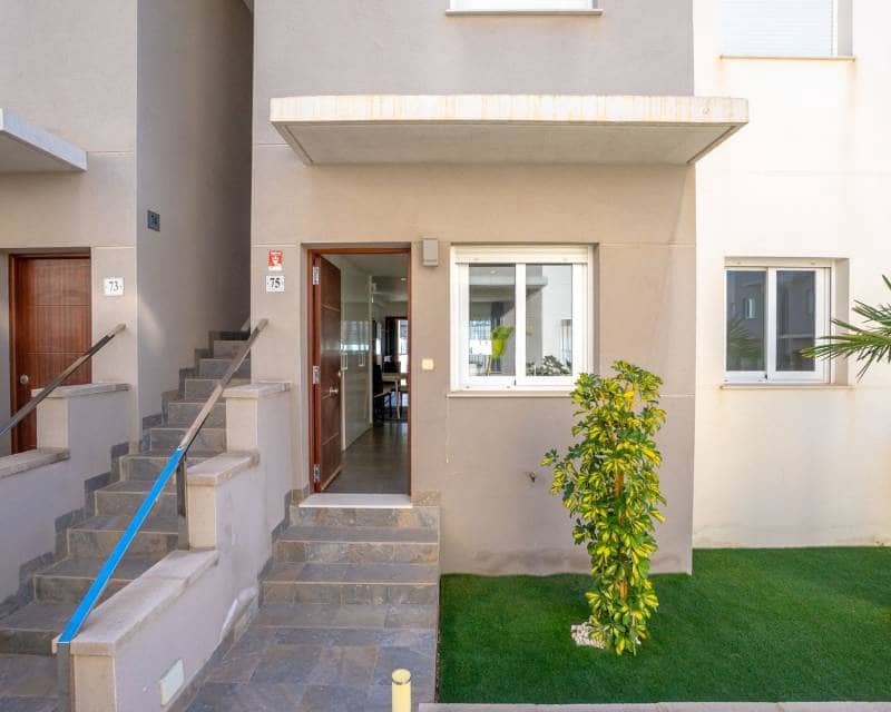 2 soveværelse Byhus til salg i Torrevieja med swimmingpool garage - € 265.000 (Ref: 9890994)