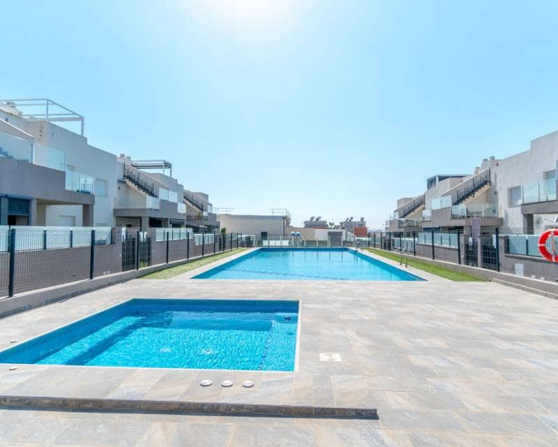 2 soveværelse Byhus til salg i Torrevieja med swimmingpool garage - € 265.000 (Ref: 9890994)