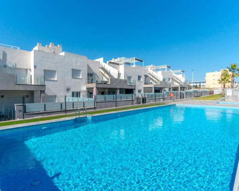 2 soveværelse Byhus til salg i Torrevieja med swimmingpool garage - € 265.000 (Ref: 9890994)