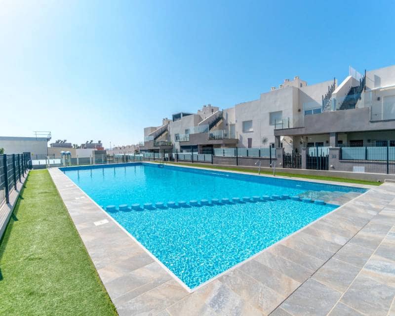 2 soveværelse Byhus til salg i Torrevieja med swimmingpool garage - € 265.000 (Ref: 9890994)