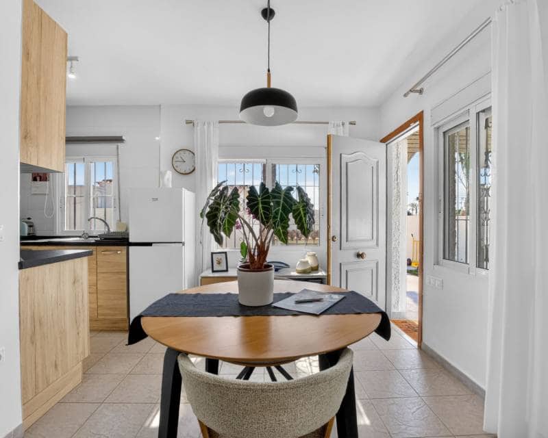 3 soveværelse Villa til salg i Torrevieja med garage - € 399.000 (Ref: 9891352)