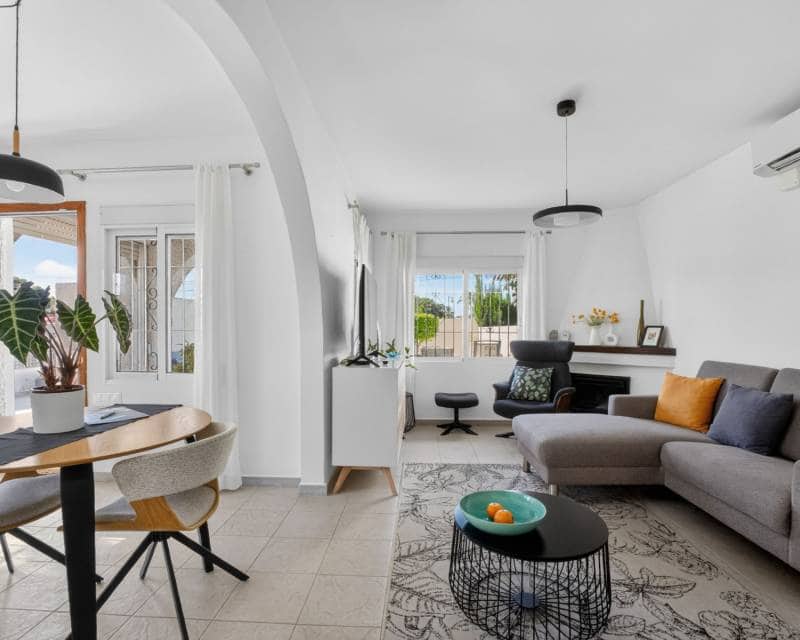 3 soveværelse Villa til salg i Torrevieja med garage - € 399.000 (Ref: 9891352)