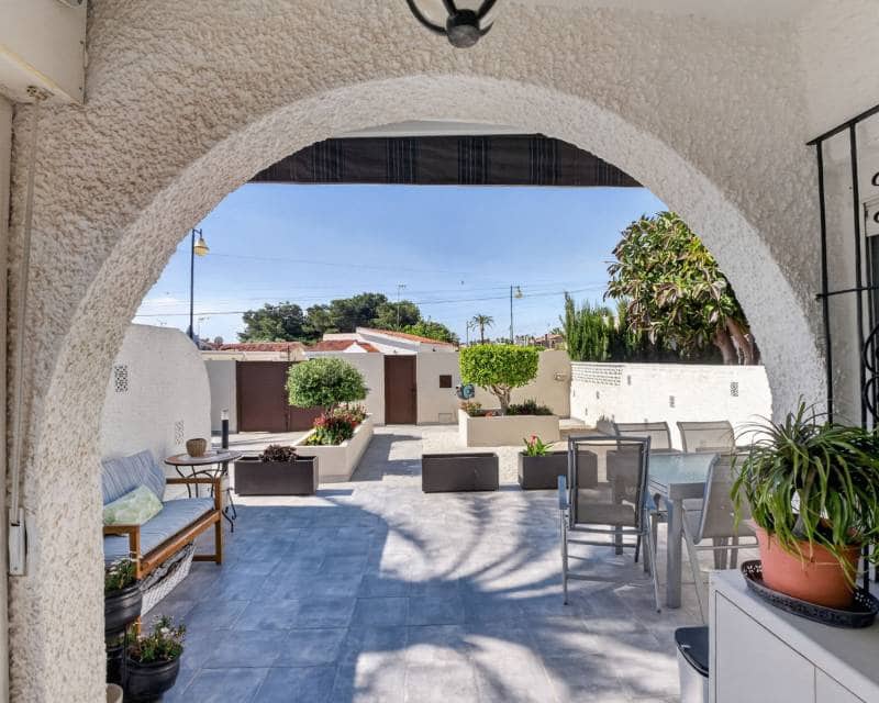3 soveværelse Villa til salg i Torrevieja med garage - € 399.000 (Ref: 9891352)