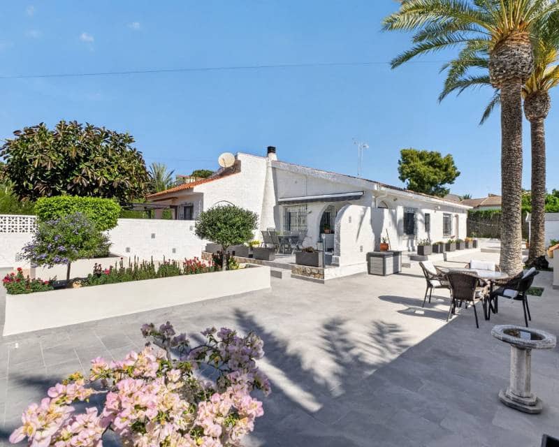 3 soveværelse Villa til salg i Torrevieja med garage - € 399.000 (Ref: 9891352)