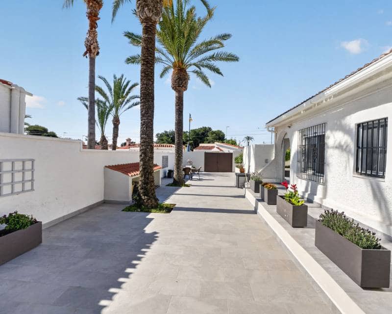 3 soveværelse Villa til salg i Torrevieja med garage - € 399.000 (Ref: 9891352)