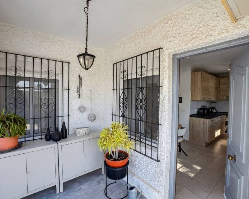 3 soveværelse Villa til salg i Torrevieja med garage - € 399.000 (Ref: 9891352)