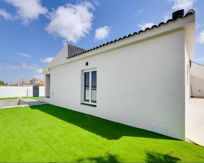 4 bedroom Villa for sale in El Chaparral with pool garage - € 400,000 (Ref: 9892749)