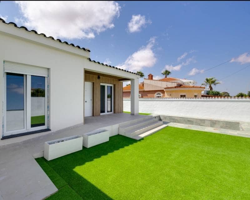 4 bedroom Villa for sale in El Chaparral with pool garage - € 400,000 (Ref: 9892749)