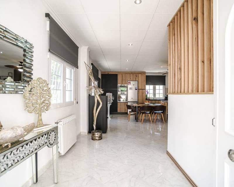 3 makuuhuone Huvila myytävänä paikassa La Marina mukana uima-altaan 
autotalli - 540 000 € (Ref: 9894965)