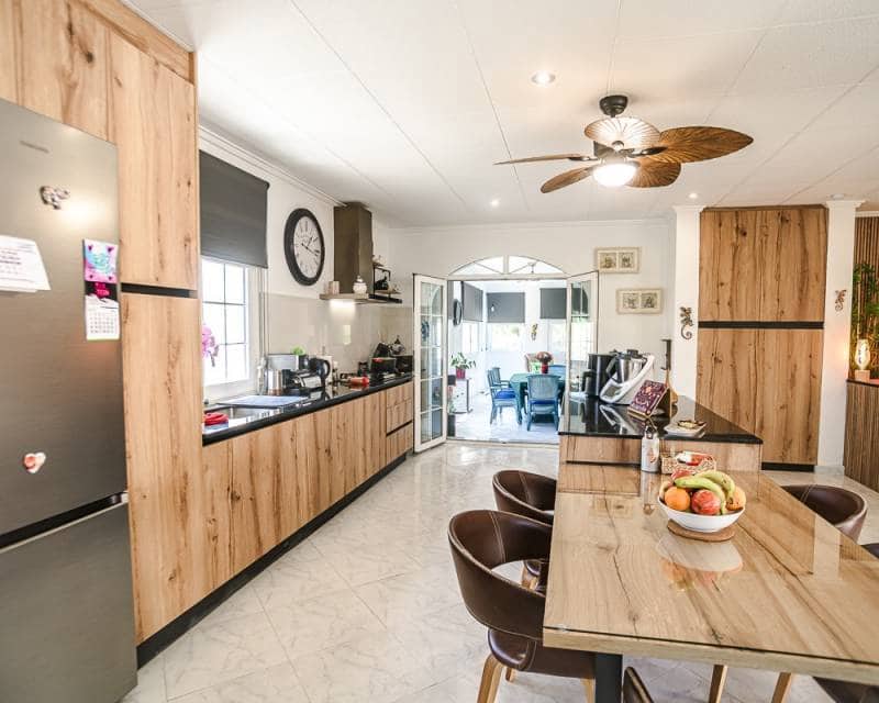 3 makuuhuone Huvila myytävänä paikassa La Marina mukana uima-altaan 
autotalli - 540 000 € (Ref: 9894965)