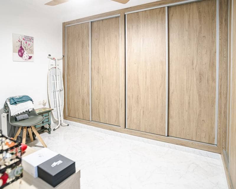 3 makuuhuone Huvila myytävänä paikassa La Marina mukana uima-altaan 
autotalli - 540 000 € (Ref: 9894965)