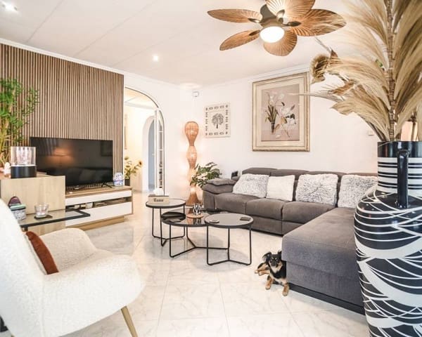 3 makuuhuone Huvila myytävänä paikassa La Marina, Elche / Elx mukana uima-altaan 
autotalli - 540 000 € (Ref: 9894965)