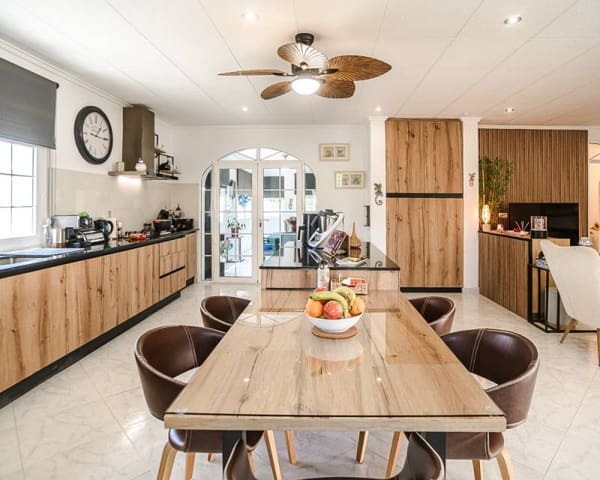 3 makuuhuone Huvila myytävänä paikassa La Marina, Elche / Elx mukana uima-altaan 
autotalli - 540 000 € (Ref: 9894965)