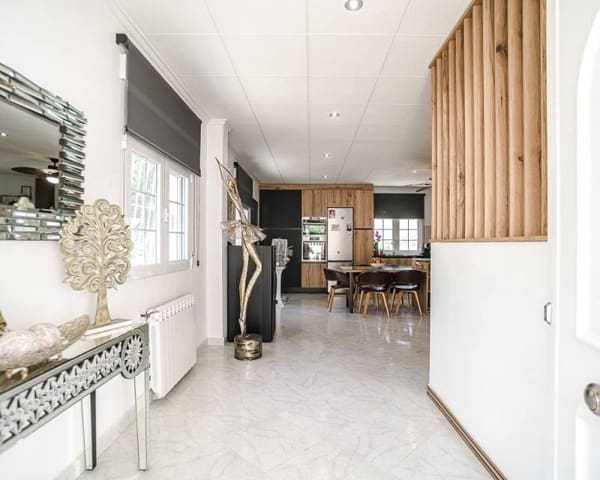 3 makuuhuone Huvila myytävänä paikassa La Marina, Elche / Elx mukana uima-altaan 
autotalli - 540 000 € (Ref: 9894965)