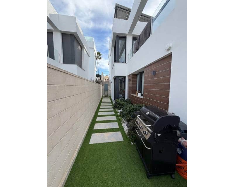 3 bedroom Villa for sale in Benijofar with pool garage - € 470,000 (Ref: 9895290)