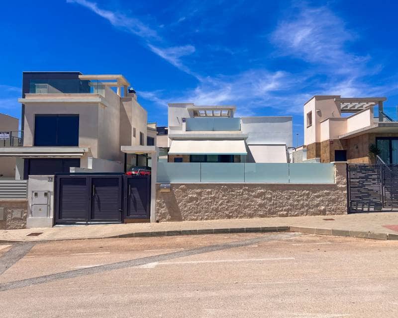 Chalet de 3 habitaciones en San Miguel de Salinas en venta con piscina garaje - 399.000 € (Ref: 9912262)