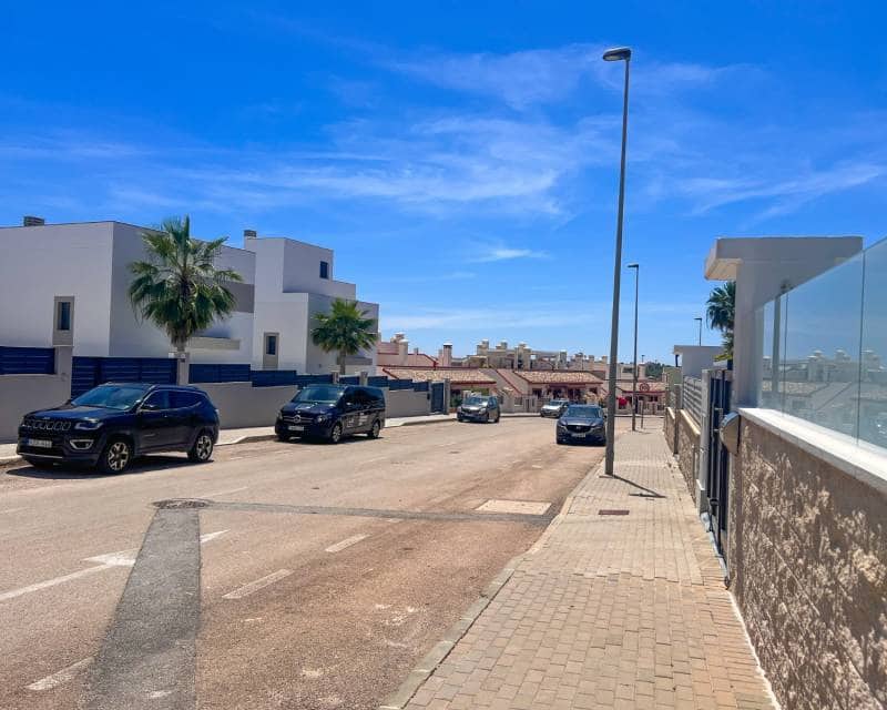 Chalet de 3 habitaciones en San Miguel de Salinas en venta con piscina garaje - 399.000 € (Ref: 9912262)