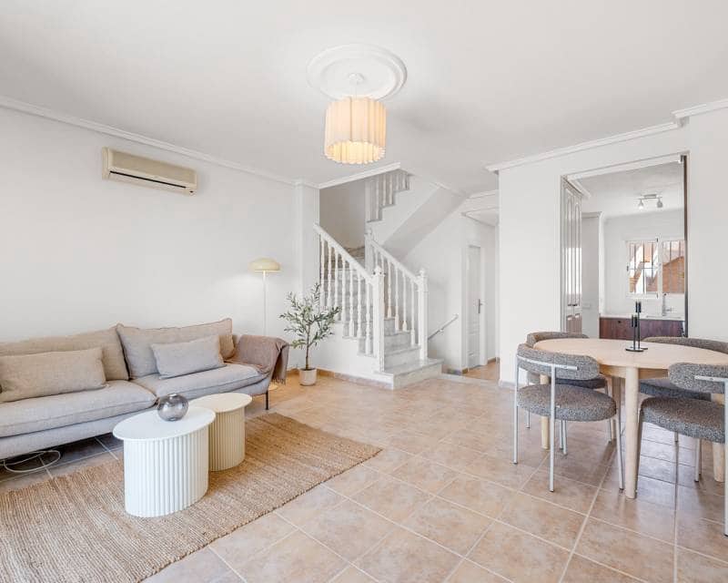 3 soveværelse Semi-Rækkehus til salg i Ciudad Quesada med swimmingpool - € 269.000 (Ref: 9925166)