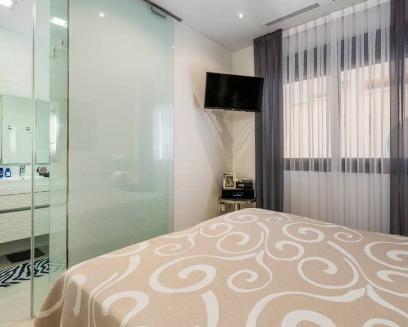 Apartamento de 2 habitaciones en Guardamar del Segura en venta con piscina garaje - 305.000 € (Ref: 9932447)