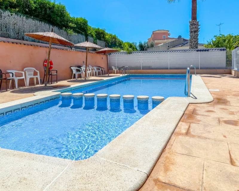 3 soveværelse Rækkehus til salg i Playa Flamenca med swimmingpool garage - € 285.000 (Ref: 9956264)