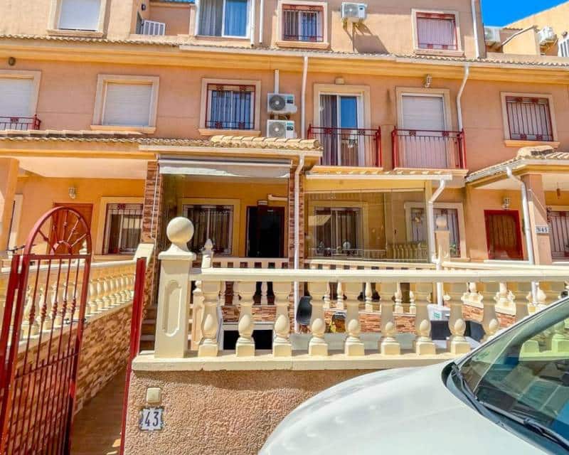 3 soveværelse Rækkehus til salg i Playa Flamenca med swimmingpool garage - € 285.000 (Ref: 9956264)