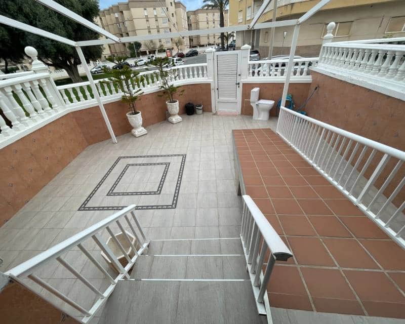 5 slaapkamer Rijtjeshuis te koop in Guardamar del Segura met zwembad garage - € 435.000 (Ref: 9970883)