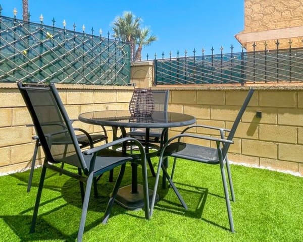 4 soverom Rekkehus til salgs i Punta Prima, Orihuela med svømmebasseng garasje - € 339 000 (Ref: 9976021)