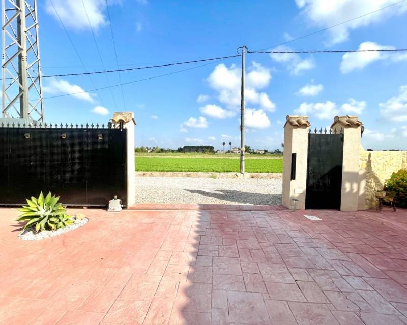 3 soveværelse Villa til salg i Catral med swimmingpool garage - € 390.000 (Ref: 9976022)