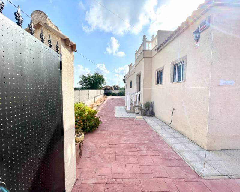 3 soveværelse Villa til salg i Catral med swimmingpool garage - € 390.000 (Ref: 9976022)