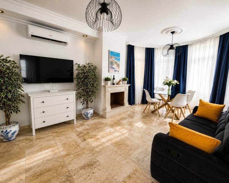 3 makuuhuone Huvila myytävänä paikassa Villamartin mukana uima-altaan 
autotalli - 250 000 € (Ref: 9976326)