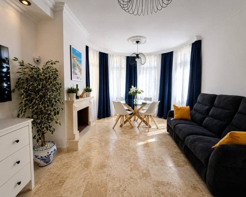 3 makuuhuone Huvila myytävänä paikassa Villamartin mukana uima-altaan 
autotalli - 250 000 € (Ref: 9976326)
