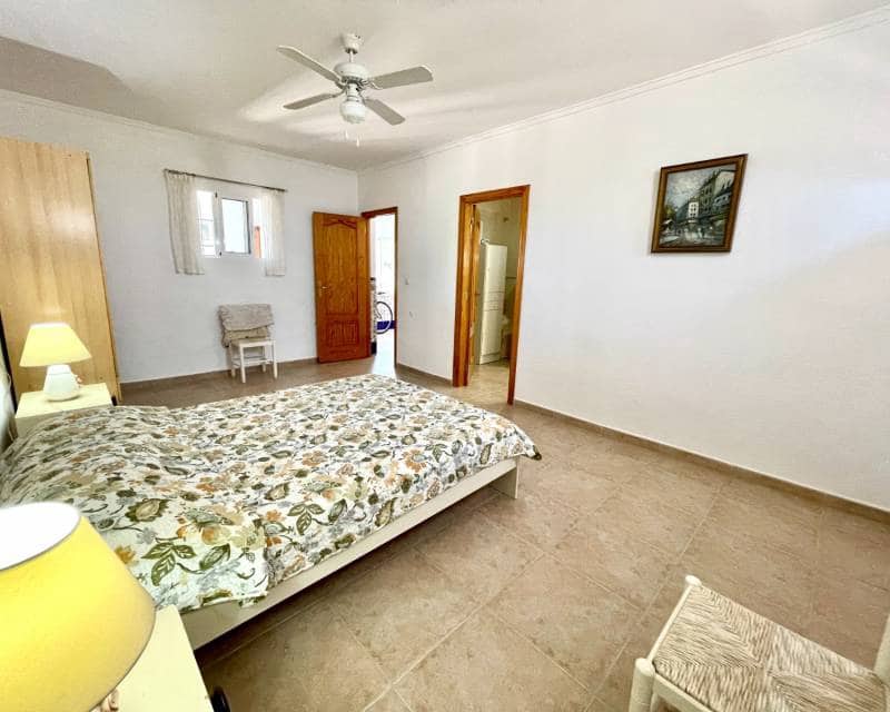 Chalet de 4 habitaciones en Daya Nueva en venta con piscina - 395.000 € (Ref: 9981658)