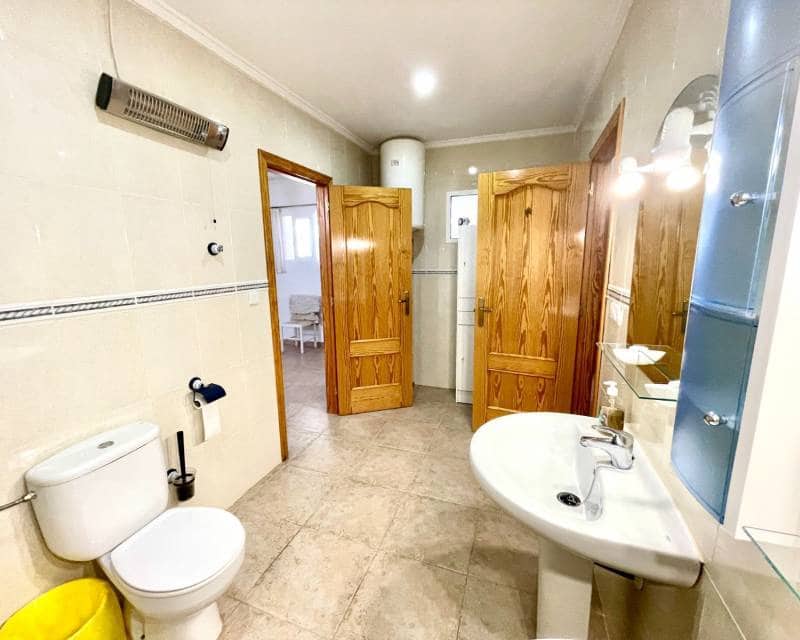 Chalet de 4 habitaciones en Daya Nueva en venta con piscina - 395.000 € (Ref: 9981658)