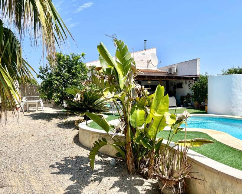 Chalet de 4 habitaciones en Daya Nueva en venta con piscina - 395.000 € (Ref: 9981658)