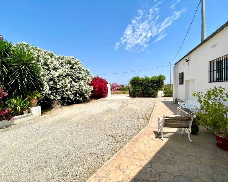 Chalet de 4 habitaciones en Daya Nueva en venta con piscina - 395.000 € (Ref: 9981658)