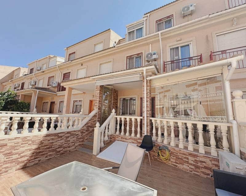 3 soverom Kjedet enebolig til salgs i La Zenia med svømmebasseng - € 283 000 (Ref: 9984289)