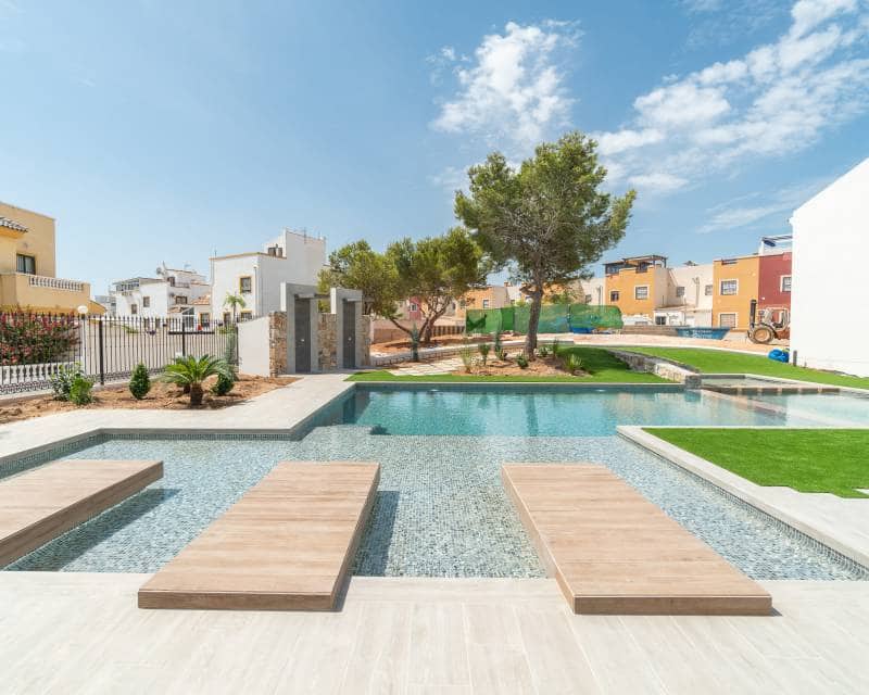 3 soverom Hus til salgs i Torrevieja med svømmebasseng - € 340 000 (Ref: 9989503)